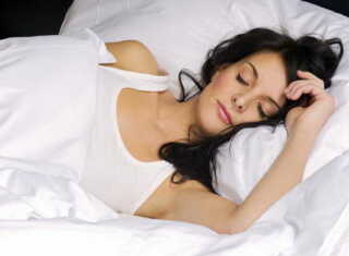 Холодный пот по ночам во время сна: причины и лечение в домашних условиях