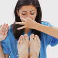 Народные средства против потливости ног и неприятного запаха в домашних условиях