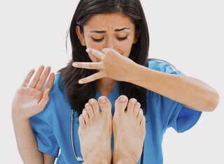 Народные средства против потливости ног и неприятного запаха в домашних условиях