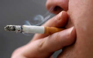 Курение как один из факторов появления прыщей на лице