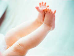 У новорожденного потеют ручки и ножки но они холодные: причины и лечение в домашних условиях