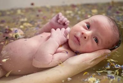 Чем лечить потничку у новорожденных на лице и теле в домашних условиях?