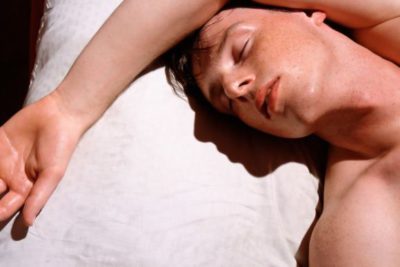 Причины сильной потливости головы во время сна, а также методы решения проблемы