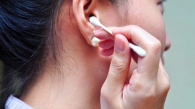 Черные точки у ребенка в ушах: как убрать? Причины и лечение в домашних условиях