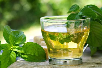 Зеленый чай для лица – полезные свойства и вред, маски